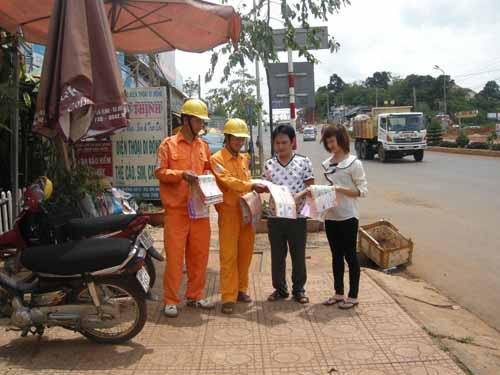 Hơn 99,5% thôn, buôn ở Đắk Nông có điện lưới quốc gia ảnh 1